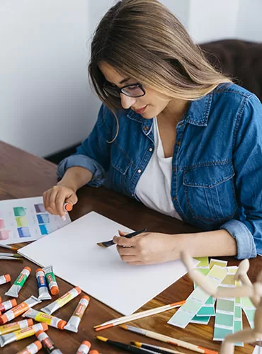 artista femenina creativa pintando